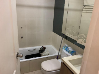 浴室置有镜柜，方便梳洗，又可延伸空间感。
