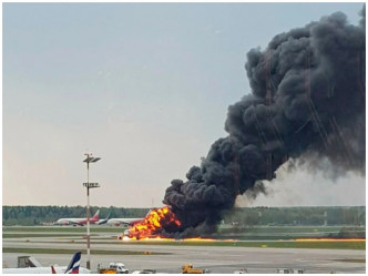 客機燒成火球。AP
