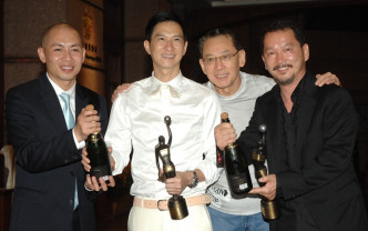 09年，张家辉凭《证人》首夺香港电影金像奖影帝，导演林超贤及老板杨受成及智叔到贺。