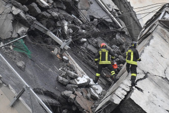 當地新聞媒體報道，仍有人被困瓦礫堆中。AP