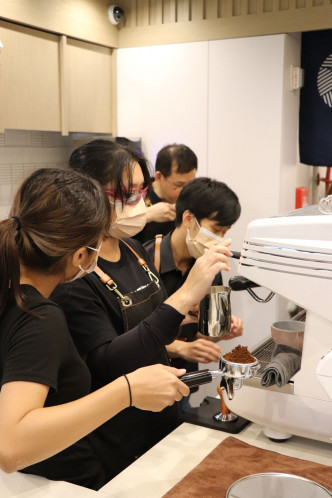 视障咖啡师展示冲调咖啡。香港失明人协进会图片
