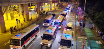 晚上近11時半，警車回到元朗西鐵站外天橋底增援。