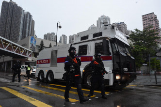 較早前水炮車在荃灣大河道發射水柱試圖撞散路障。