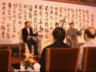 杨洁篪在两人弦子及琵琶的伴奏下演唱苏州评弹《庵堂认母》。影片截图