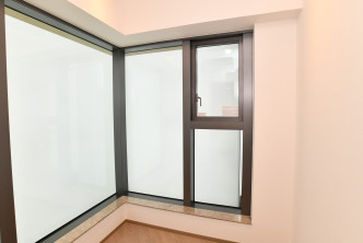 房間設曲尺大玻璃窗，享開揚景觀。（18樓F室）