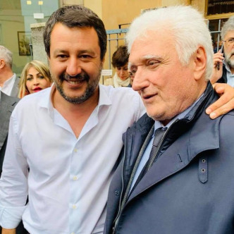 意大利前副總理（左）發合照哀悼瓦洛蒂病逝。網上圖片
