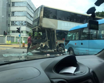 九巴車頭嚴重損毀擋風玻璃窗跌出車外。圖：網民Ayumi Peggy‎Tai Po