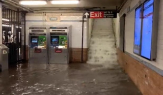 地铁站成「水帘洞」。互联网图片