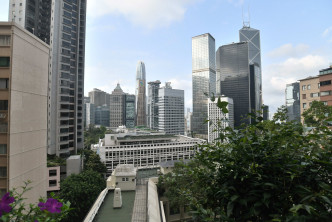 花园前临中区繁华市景，外望中银大厦及终审法院等地标建筑。