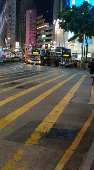 銅鑼灣有巴士相撞電車。網民Eden Soo圖片