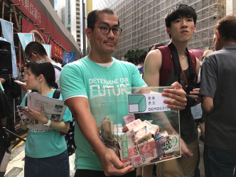 香港众志捐款箱塞了半箱捐款。