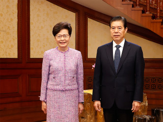 鄭月娥與商務部部長鍾山（右）會面。