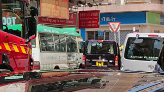 有客货车与小巴相撞。香港突发事故报料区‎Ben Yu‎ 图片