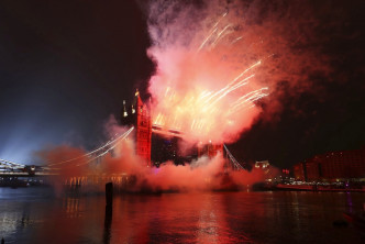 烟花、灯光和无人机为伦敦迎接2021年。AP图片