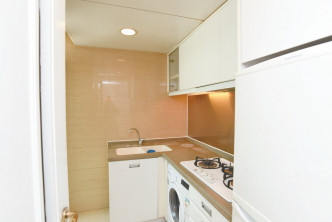 廚房工作位置為L形設計，空間寬敞。