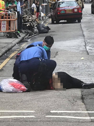 涉事的士事後停在馬路一邊（圖右上位置）。‎網民‎Leo Tam‎/ fb群組「香港突發事故報料區」