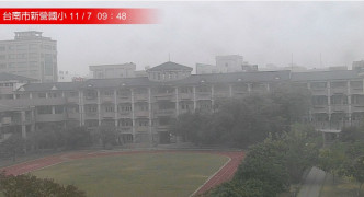 閉路電視鏡頭顯示台南有小學消失在畫面。網上圖片