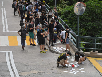 香港大學學生進行悼念六四活動。