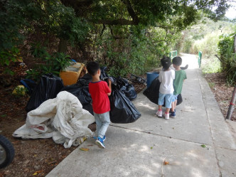 4小孩用自己小小力量收集海岸垃圾。上山下海执垃圾 GoGo Clean Up FB图片