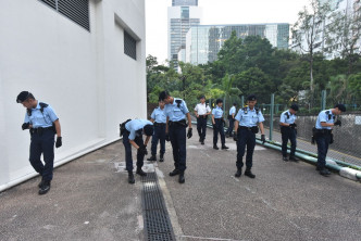 警方进行地毯式搜索。杨伟亨摄