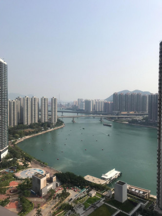 單位向西南，可享荃灣海濱至青衣一帶海景。