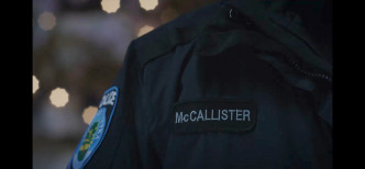 掛上寫有「McCallister」的名牌。