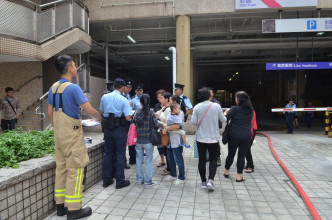 警方向火警中疏散居民登記。林思明攝