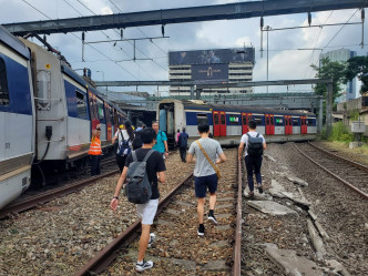 乘客下車逃生。梁國峰攝