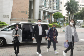 杨明在经理人及女友庄思明陪同到法院。