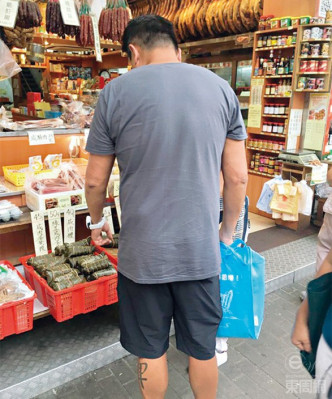 魏駿傑在九龍城捐窿捐罅搵食材，非常熟路。東周刊圖片