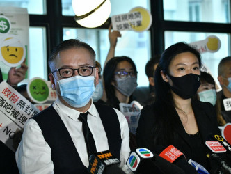 香港持牌酒吧会所联会创会会长梁立仁梁立仁（左）、香港调酒师工会主席侯翠珊（右）。