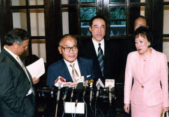 鍾士元(左二)曾建議香港推行兩院制。資料圖片