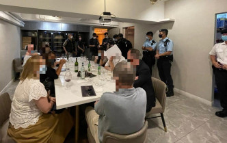 警方突擊搜查一個位於香港仔住宅單位，搗破一個懷疑地下麻將賭檔。警方圖片
