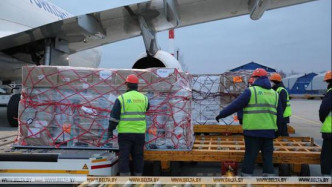 中國首批抗疫救援物資昨晚運抵白俄羅斯。網圖