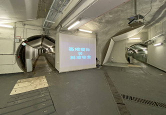 隧道内的两条排水隧道。网志图片