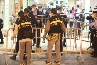 政府围封兴华邨美华楼强制检测。