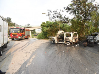 两辆车严重焚毁。