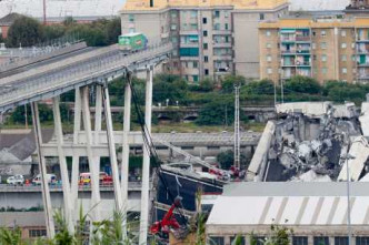 意大利熱那亞市一座高架橋在暴風雨中部分斷落。AP