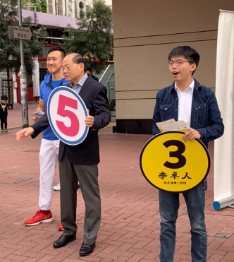 香港眾志黃之鋒今日一早落區為民主派代表、工黨李卓人拉票。 黃之鋒Facebook圖