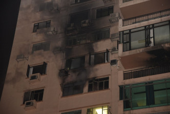 起火时浓烟冒出窗外，熏黑大厦外墙。