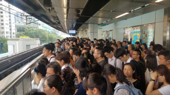 观塘站月台挤满乘客。