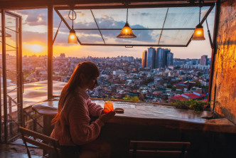 她在首爾塔下的咖啡廳一邊歎特飲一邊欣賞首爾景色。