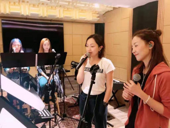前女子组合B2成员谭嘉荃(Amy Tam,右一,R1)与郭可颖(Sandy,右二,R2)近日频频为「谭嘉荃《一路上有你》演唱会」练歌。