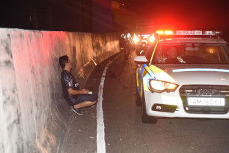 私家車長沙灣撼密斗貨車。