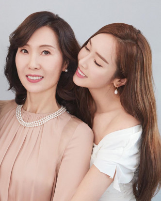 Jessica美貌與氣質均遺傳自母親。