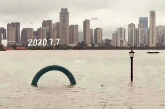 网民为显示洪水水位，纪录「一家三口」被水淹没。 微博图