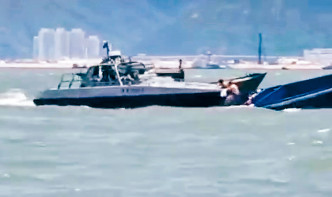 兩名偷渡客抓住水警快艇。
　　