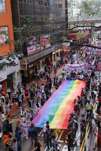 游行人士沿途拉起长约20米彩虹旗及横额。fb专页Hong Kong Pride Parade 香港同志游行