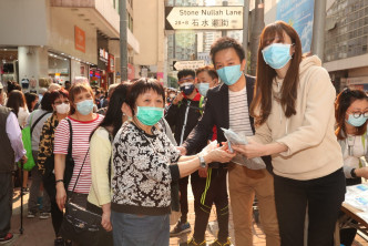 柳姸熙用炒價花了近8千元，才從內地及日本朋友幫助下購到這批口罩。