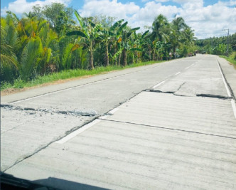 菲律賓薩馬島公路出現裂痕。網上圖片